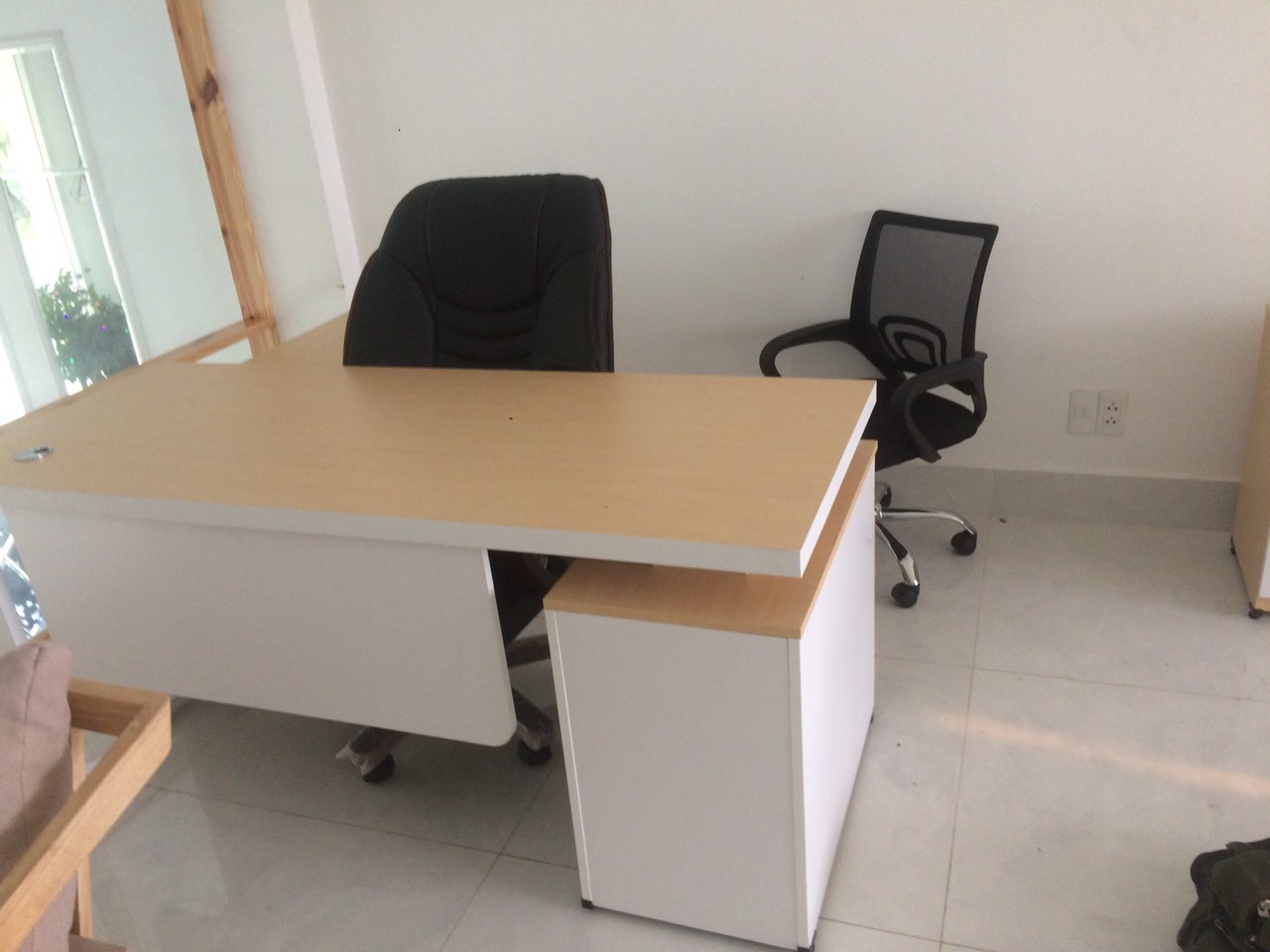 bàn giám đốc chân sắt