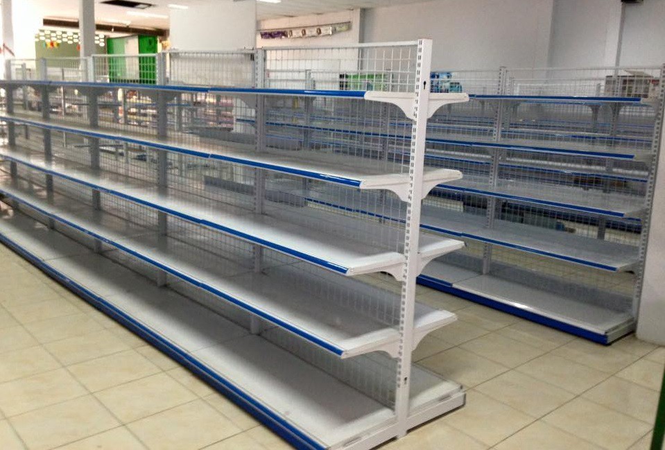 Kệ siêu thị khi chưa trưng bày sản phẩm